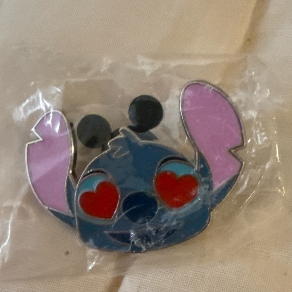 Disney Parks Authentic Pin Trading Stitch Heart Eyes Emoji Enamel